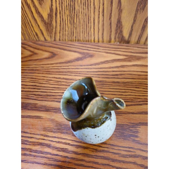 Handcrafted Vintage Ceramic Miniature Vase With Unique Ruffled Design & Speckled - Picture 5 of 7